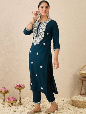 Women Floral Embroidered Regular Thread Work Kurta with Trousers 1