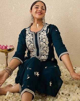 Women Floral Embroidered Regular Thread Work Kurta with Trousers 6