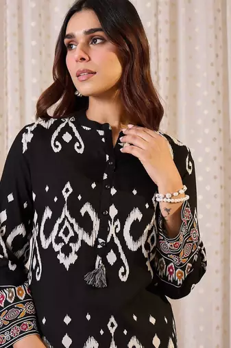 Ethnic Motifs Printed Straight Kurta With Trouser