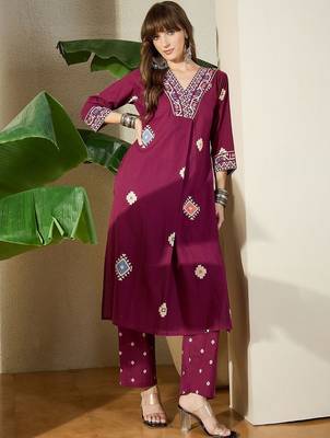 Women Ethnic Motifs Printed Cotton Kurta with Trousers 1
