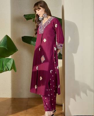 Women Ethnic Motifs Printed Cotton Kurta with Trousers 3
