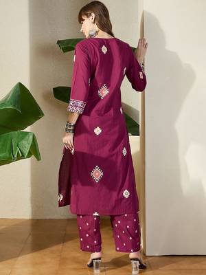 Women Ethnic Motifs Printed Cotton Kurta with Trousers 4
