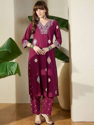 Women Ethnic Motifs Printed Cotton Kurta with Trousers 5