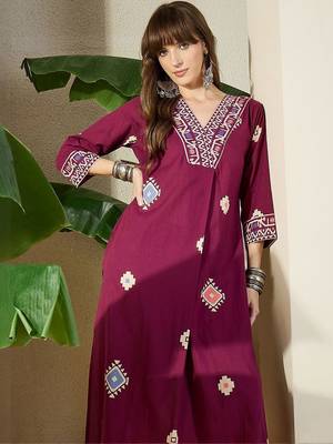 Women Ethnic Motifs Printed Cotton Kurta with Trousers 6