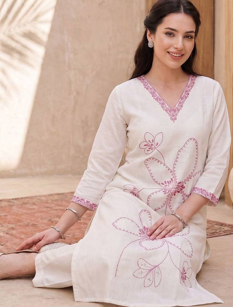 Women Floral Embroidered Regular Thread Work Kurta with Trousers