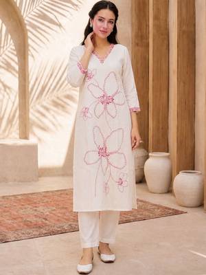 Women Floral Embroidered Regular Thread Work Kurta with Trousers 1