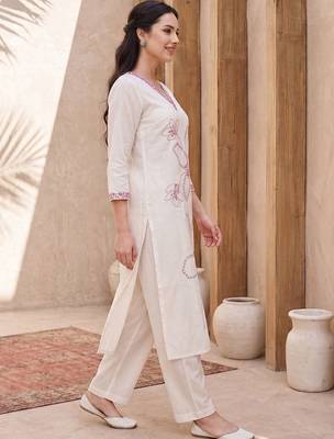 Women Floral Embroidered Regular Thread Work Kurta with Trousers 3