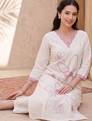 Women Floral Embroidered Regular Thread Work Kurta with Trousers 6
