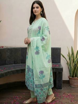 Women Floral Printed Regular Pure Cotton Kurta with Trousers & Dupatta 4