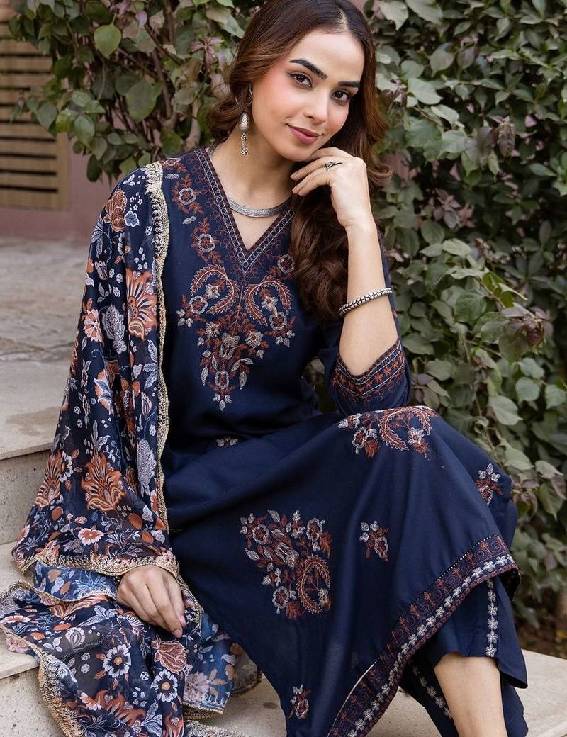 Women Ethnic Motifs Embroidered Regular Thread Work Kurta with Trousers & With Dupatta