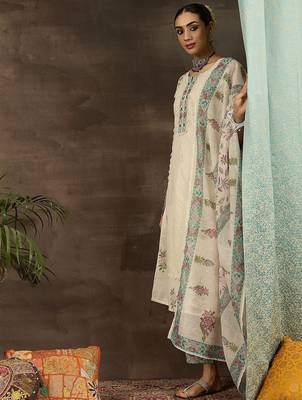 Women Floral Printed Regular Thread Work Kurta with Trousers & With Dupatta 4