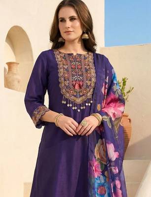 Women Floral Embroidered Regular Thread Work Kurta with Trousers & With Dupatta 2