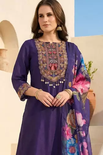 Women Floral Embroidered Regular Thread Work Kurta with Trousers & With Dupatta