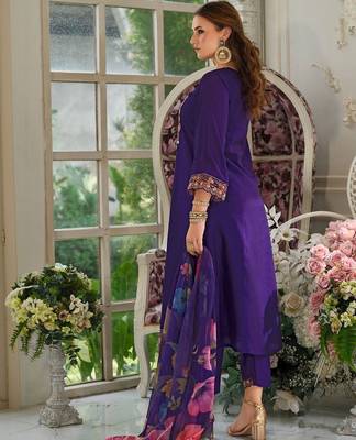 Women Floral Embroidered Regular Thread Work Kurta with Trousers & With Dupatta 4