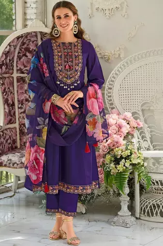Women Floral Embroidered Regular Thread Work Kurta with Trousers & With Dupatta