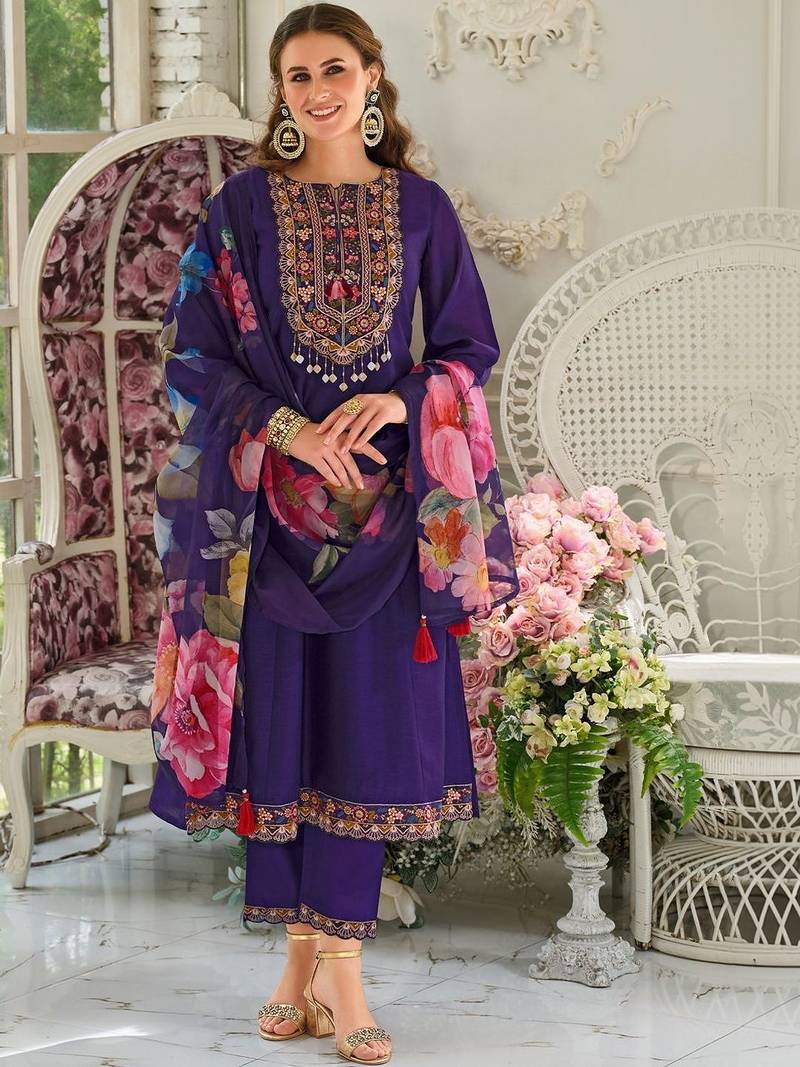 Women Floral Embroidered Regular Thread Work Kurta with Trousers & With Dupatta