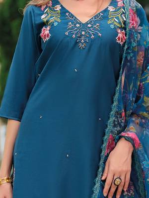 Women Floral Embroidered Regular Thread Work Liva Kurta with Trousers & With Dupatta 4