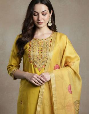 Floral Embroidered Thread Work Straight Kurta With Trousers & Dupatta 3