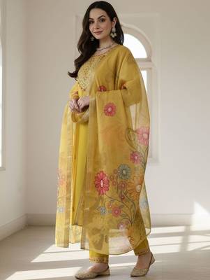 Floral Embroidered Thread Work Straight Kurta With Trousers & Dupatta 6
