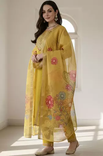 Floral Embroidered Thread Work Straight Kurta With Trousers & Dupatta
