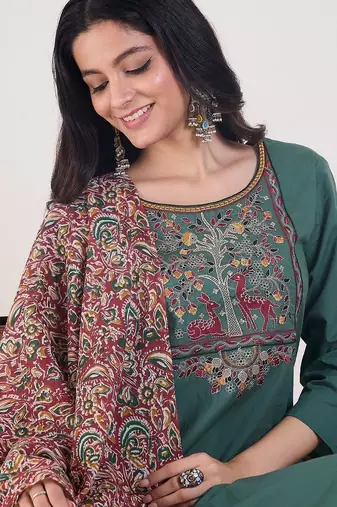 Ethnic Motifs Embroidered Thread Work Straight Kurta With Trouser & Dupatta