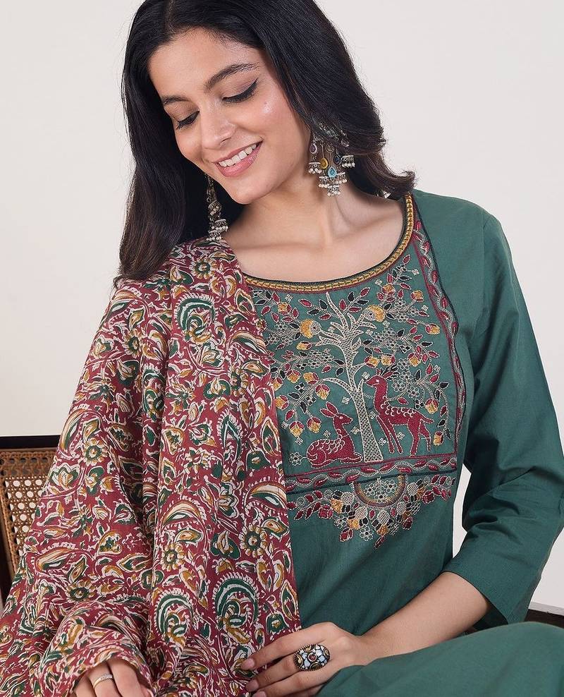 Ethnic Motifs Embroidered Thread Work Straight Kurta With Trouser & Dupatta