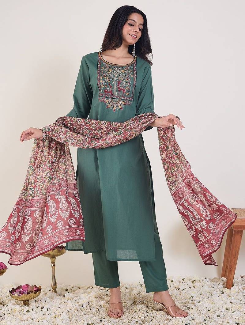 Ethnic Motifs Embroidered Thread Work Straight Kurta With Trouser & Dupatta
