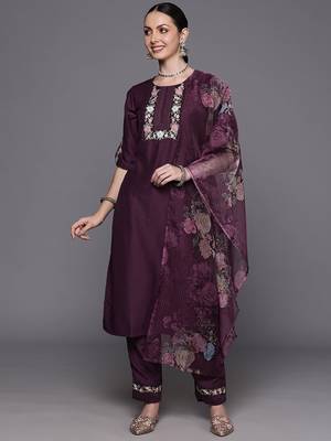 Floral Embroidered Regular Thread Work Kurta with Trousers & With Dupatta 5