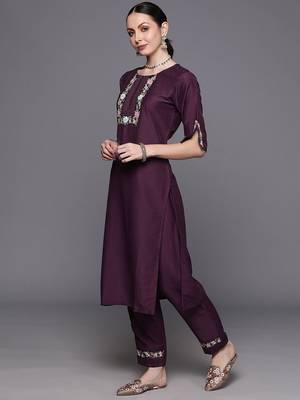 Floral Embroidered Regular Thread Work Kurta with Trousers & With Dupatta 6