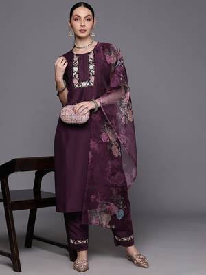 Floral Embroidered Regular Thread Work Kurta with Trousers & With Dupatta 8