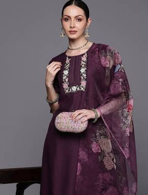 Floral Embroidered Regular Thread Work Kurta with Trousers & With Dupatta 9