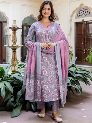 Floral Printed Panelled V-Neck Pure Cotton Kurta With Trousers & Dupatta 1
