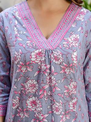 Floral Printed Panelled V-Neck Pure Cotton Kurta With Trousers & Dupatta 3