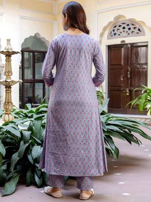 Floral Printed Panelled V-Neck Pure Cotton Kurta With Trousers & Dupatta 7