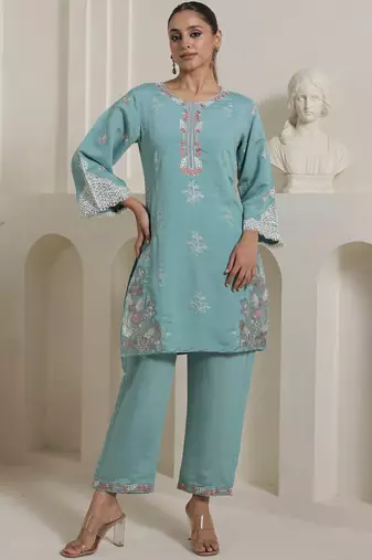 Women Floral Embroidered Kurta with Trousers