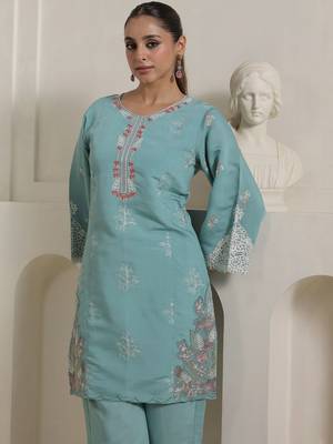 Women Floral Embroidered Kurta with Trousers 2