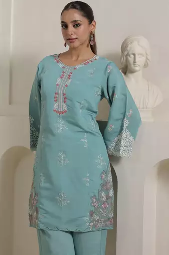 Women Floral Embroidered Kurta with Trousers