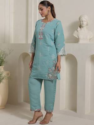 Women Floral Embroidered Kurta with Trousers 3