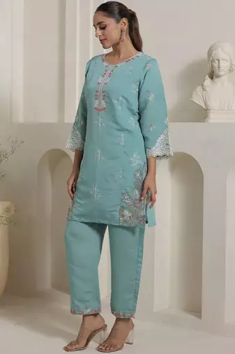 Women Floral Embroidered Kurta with Trousers