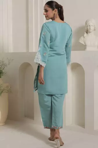 Women Floral Embroidered Kurta with Trousers