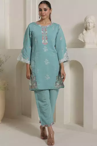 Women Floral Embroidered Kurta with Trousers