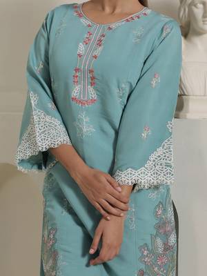 Women Floral Embroidered Kurta with Trousers 6