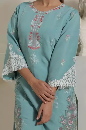 Women Floral Embroidered Kurta with Trousers