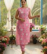 Women Floral Printed Straight Pure Cotton Kurta with Trousers