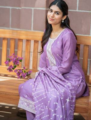 Women Floral Embroidered Regular Thread Work Kurta with Trousers & Dupatta 1