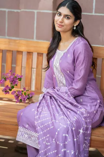 Women Floral Embroidered Regular Thread Work Kurta with Trousers & Dupatta
