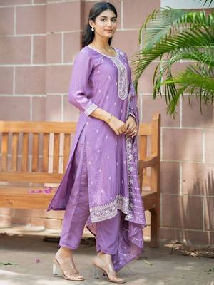 Women Floral Embroidered Regular Thread Work Kurta with Trousers & Dupatta 2
