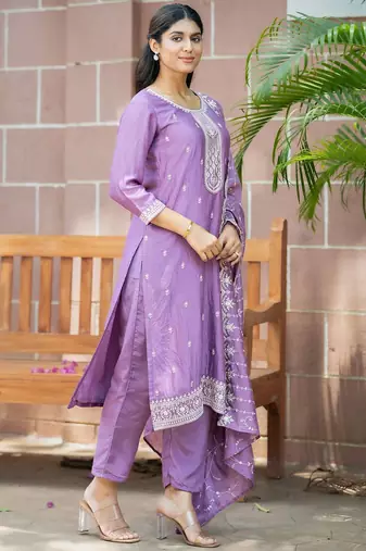 Women Floral Embroidered Regular Thread Work Kurta with Trousers & Dupatta