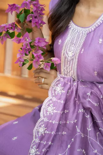 Women Floral Embroidered Regular Thread Work Kurta with Trousers & Dupatta