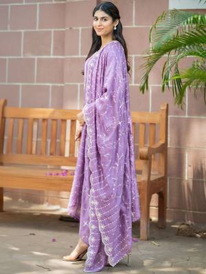 Women Floral Embroidered Regular Thread Work Kurta with Trousers & Dupatta 4